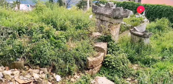 小三峽入口有座明朝古墳，它的守墓人在此住了400年