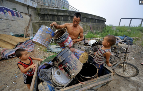 安徽農民浙江打拼拾荒,一家5口蝸居無水無電橋洞,最窮時僅20元 安徽農民浙江打拼拾荒,一家5口蝸居無水無電橋洞,最窮時僅20元