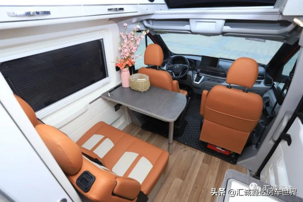 帶全套越野護甲,還配星空頂、商務座和三種駕駛模式的奇瑞房車 帶全套越野護甲,還配星空頂、商務座和三種駕駛模式的奇瑞房車