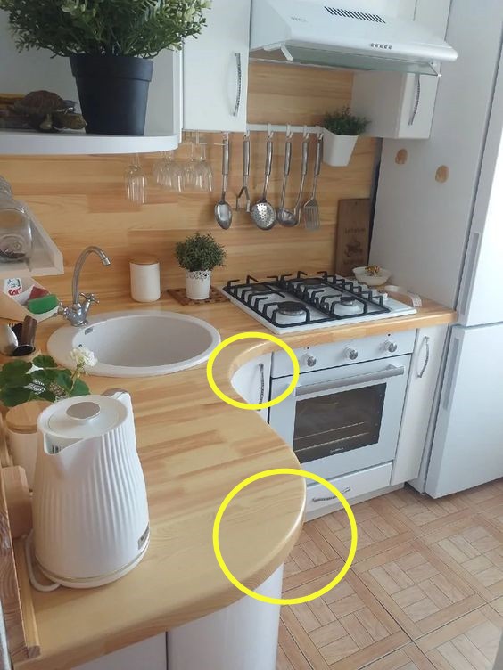 看了這個2㎡轉角廚房，發現相當省地方，上下雙櫥櫃收納只多不少