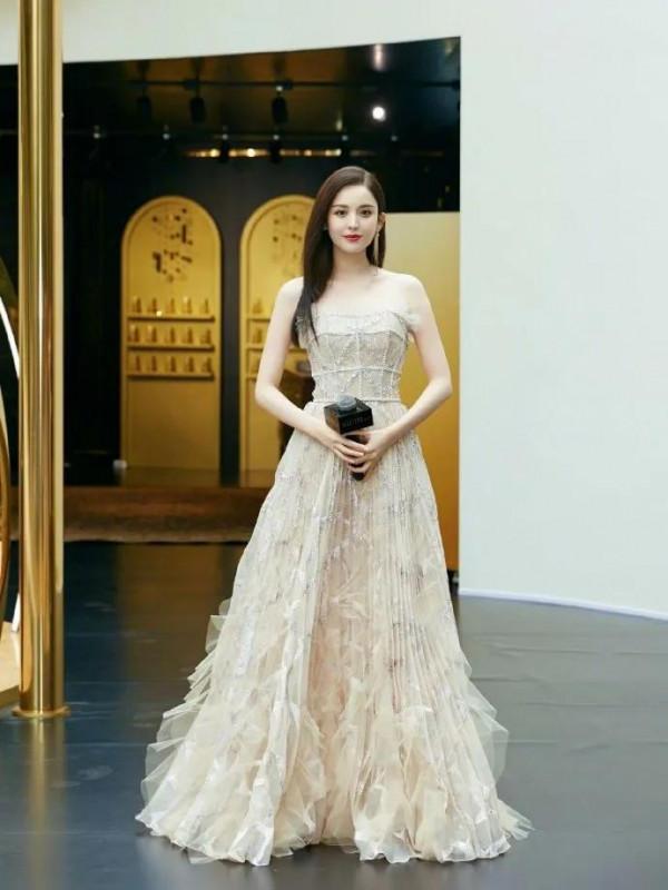 古力娜扎，著抹胸長裙優雅動人，長髮披肩美到發光 ​