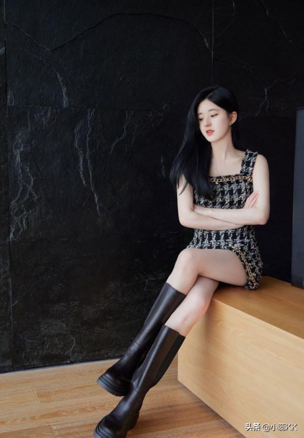 趙露思不愧是甜妹穿搭範本,一身小香風吊帶裙,輕鬆穿出少女感 趙露思不愧是甜妹穿搭範本,一身小香風吊帶裙,輕鬆穿出少女感