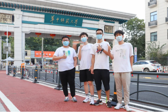 現場直擊！華中師範大學開學了，5000餘名新生報到，黨委書記幫忙搬行李！