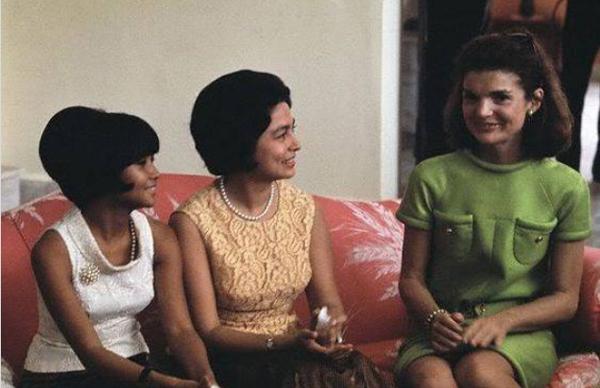 為什麼西哈莫尼國王比帥氣的拉瑪十世還英俊?你看看他生母是誰 為什麼西哈莫尼國王比帥氣的拉瑪十世還英俊?你看看他生母是誰