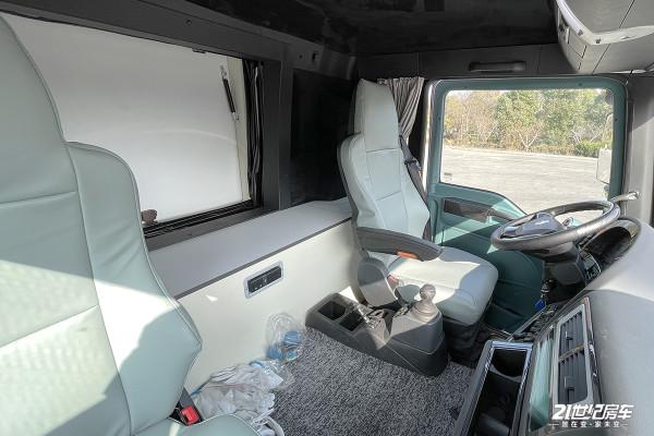 實力比肩進口MAN，實拍國內重卡傑出代表之羅曼威爾德越野房車