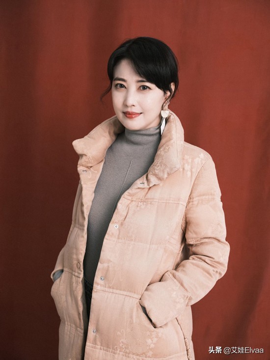 周海媚新發型似“整容”,穿羽絨服淡定打針,出門扎馬尾回頭率高 周海媚新發型似“整容”,穿羽絨服淡定打針,出門扎馬尾回頭率高