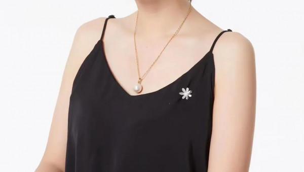 分享下胸針的戴法