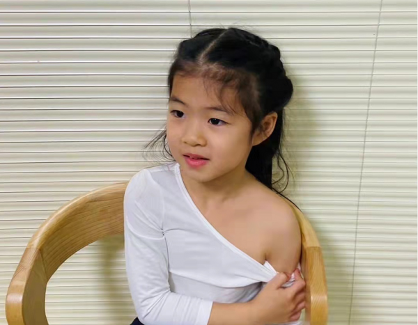 汪峰基因真強大！5歲醒醒穿黑裙神似小蘋果，淡定打針性格更像媽