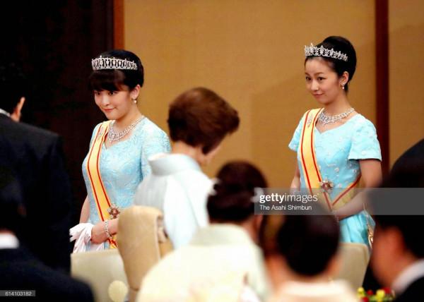 看看真子戴了10年的頭飾，和劍橋情人結框架類似，花卉有深意