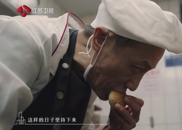 阿大日賺3000元卻獨居破舊老房，凌晨3點做蔥油餅，謝霆鋒：匠心