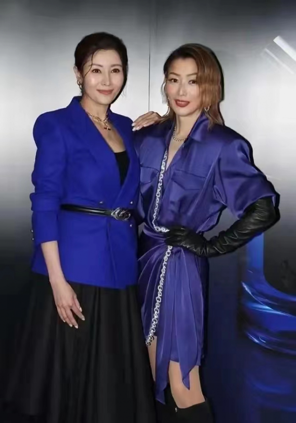 李嘉欣也難逃中年發福，穿西裝勒腰帶腰圍粗一圈，好在氣質夠出眾