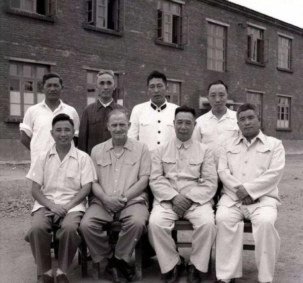 開國少將鄭國仲離家18年，1947年返鄉探親時，老母親：長官您找誰