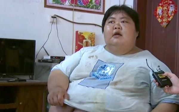 廣東29歲女孩重達356斤,每天抱著電飯鍋吃飯,氣的丈夫不告而別 廣東29歲女孩重達356斤,每天抱著電飯鍋吃飯,氣的丈夫不告而別