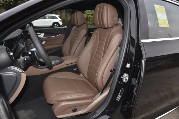 內飾豪華，大標和立標可選，靜態分析賓士E級 PHEV