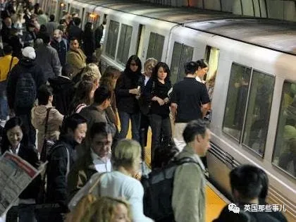 人下車了狗還在車上!她拴著狗繩,被行駛的列車拖行致死 人下車了狗還在車上!她拴著狗繩,被行駛的列車拖行致死