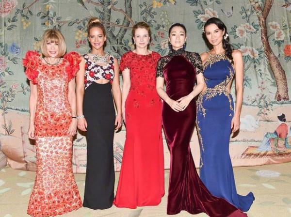 52歲鄧文迪保養得太好，穿亮片禮服閃耀動人，臉上沒有一絲皺紋