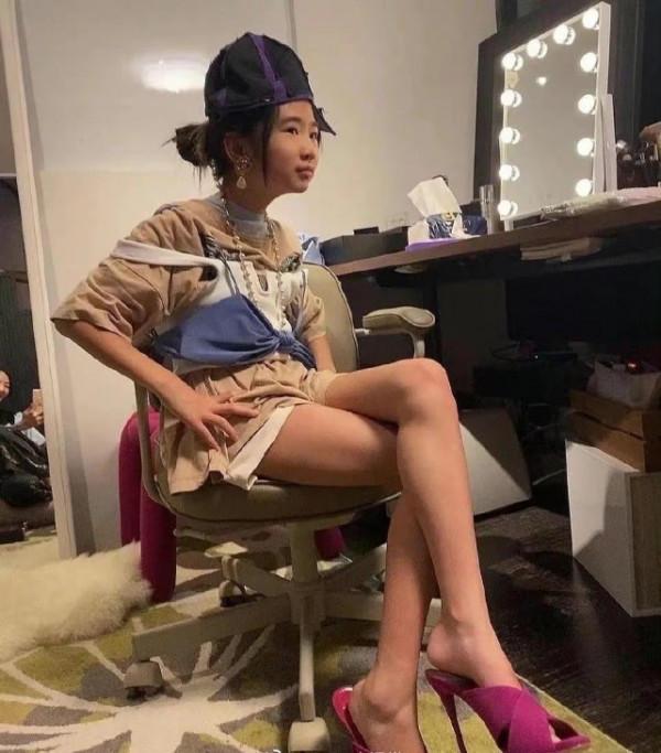 曹格女兒grace近照曝光，女大十八變越來越好看，腿太長了吧