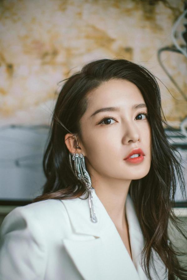 李沁氣若幽蘭冷傲靈動 李沁氣若幽蘭冷傲靈動