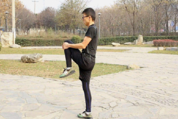 長期抽菸的男性，過了45歲，若能輕鬆完成4個動作，或身體還不錯