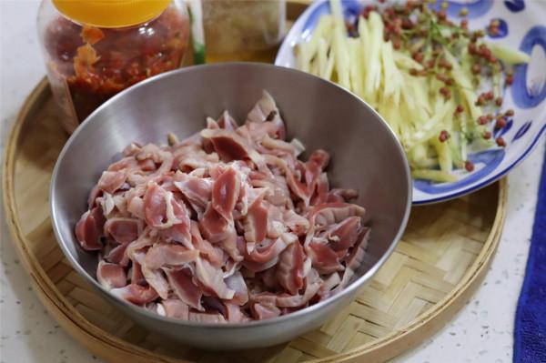 秋天，雞胗和生薑真是絕配，饞了炒一盤，嘎嘣脆，下酒下飯真不錯