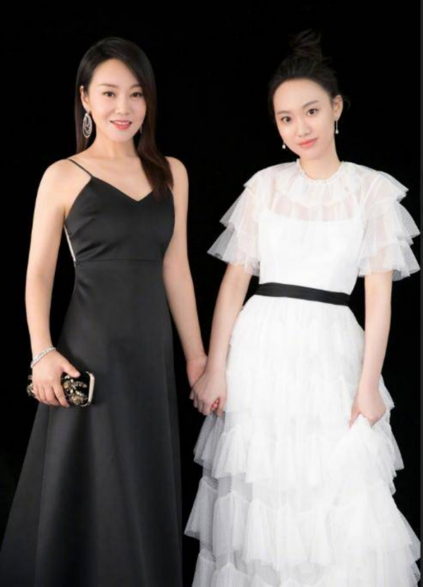 閆妮：爆紅前與前夫離婚，爆紅後公婆罵兒子丟了塊寶