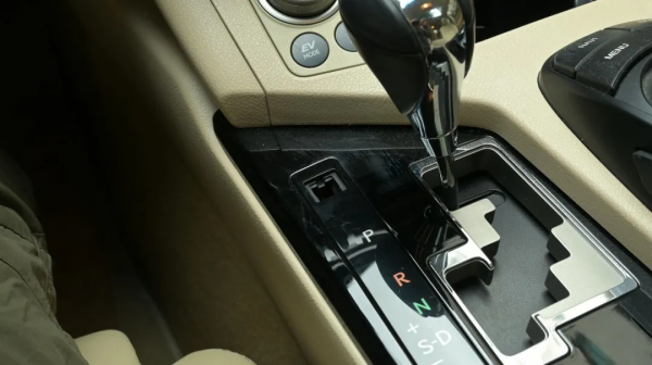 細數二手雷克薩斯ES300h的特點，什麼樣的人適合當車主？