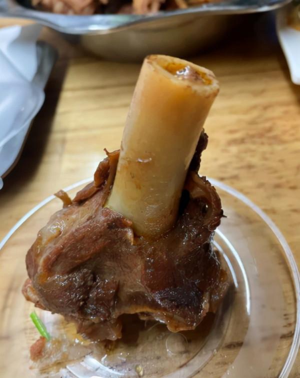 山東帥哥開館子，賓士用來拉貨，不用老湯和配方，乾淨才是硬道理