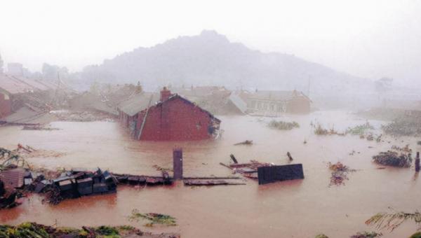 九江長江大堤決口，朱鎔基與當地領導握手板著臉，講話時偷偷擦淚