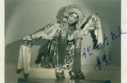 生同衾，死同穴，銀行家胡治藩與京劇名伶金素雯的生死戀情