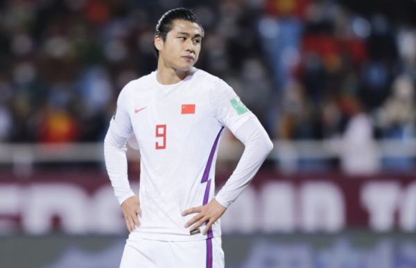 媒體人：男足吃的海參，是李鐵拉來的，體育場裡的廣告牌都不給錢