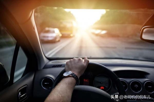 4月1號起新交規實施，超速20%以下不扣分，高速停車扣9分