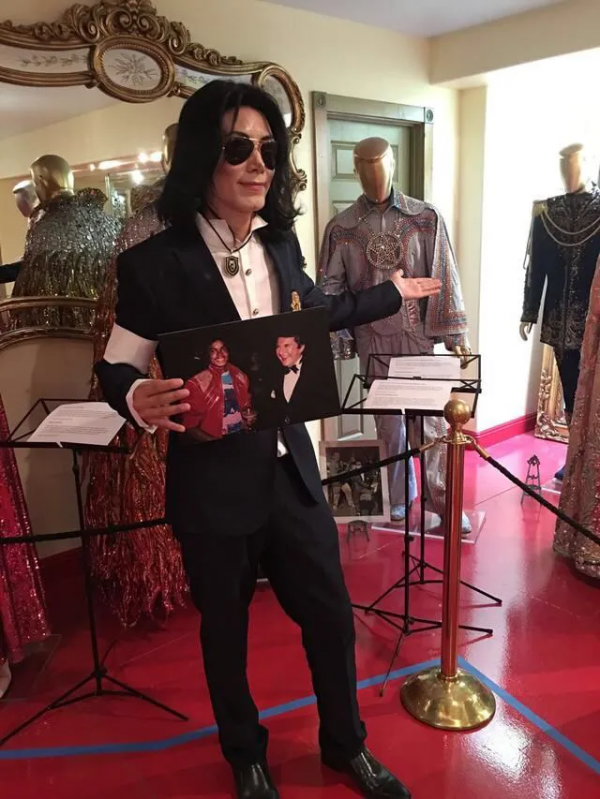 河南小夥模仿邁克爾傑克遜爆火，簽約好萊塢，走上人生巔峰