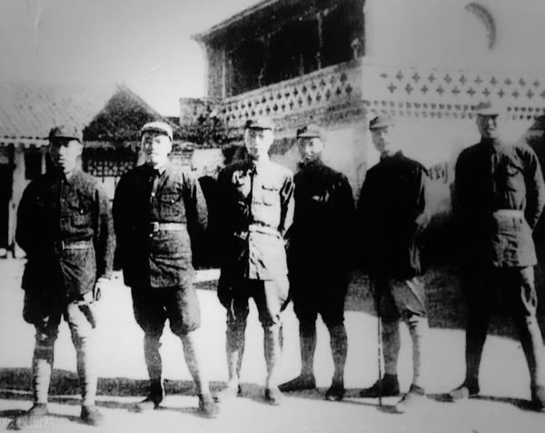 1955年授銜時，一野三軍有3人授上將軍銜，8人授少將軍銜