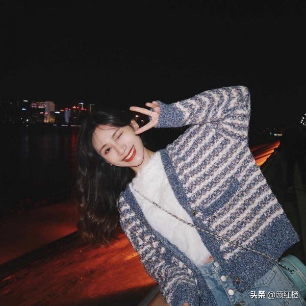 “針織外套”的高階穿法是這樣的，搭配百褶裙優雅溫柔，簡約大氣