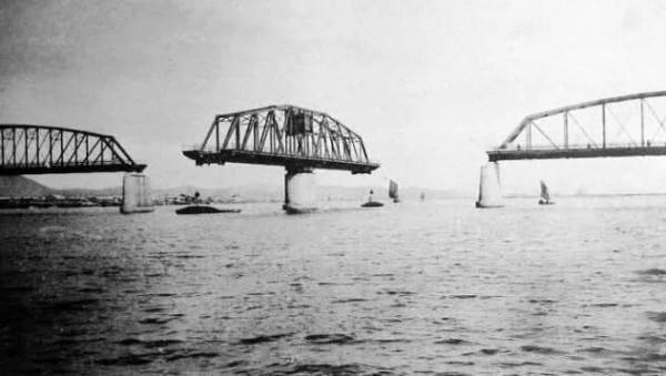 1950年，杜魯門多次要求麥克阿瑟不準炸鴨綠江大橋，這是為什麼？