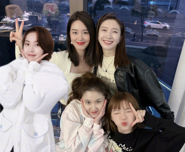 江疏影曬《歡樂頌3》殺青照，拍攝歷時7個月，新五美罕見親密同框