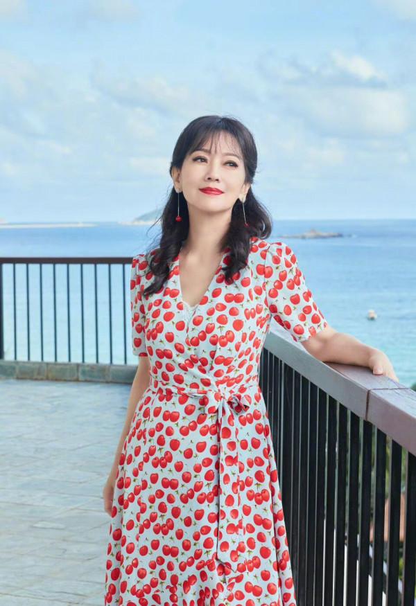 68歲的趙雅芝真凍齡,穿蘋果裙,配櫻桃耳環,宛如28歲年輕小姑娘 68歲的趙雅芝真凍齡,穿蘋果裙,配櫻桃耳環,宛如28歲年輕小姑娘