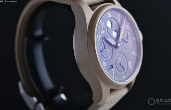 沙色陶瓷 品鑑萬國飛行員“莫哈維沙漠”特別版萬年曆腕錶