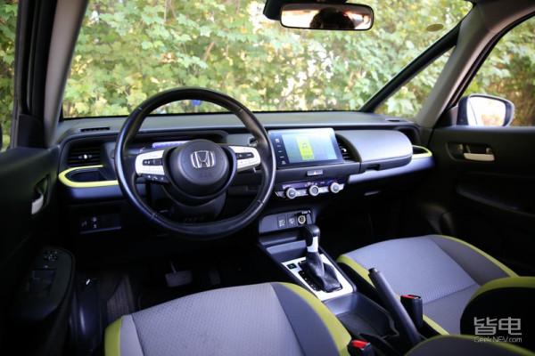 十萬塊女性買車怎麼選？尤拉好貓還是本田飛度，線上等...