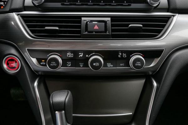 小老闆開20萬的雅閣就行，後排空間大，省油動力足，還保值