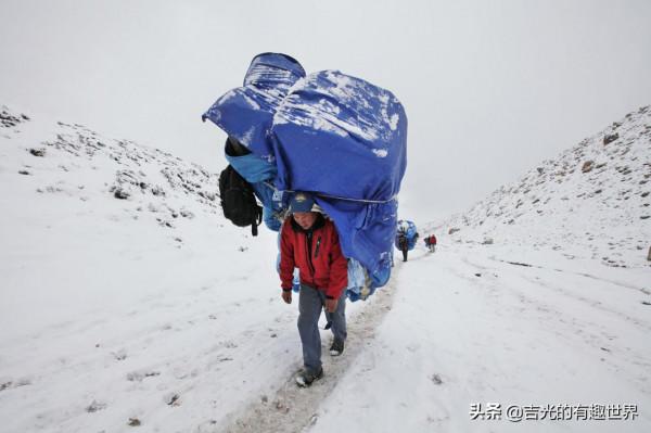 珠穆朗瑪峰的登山向導夏爾巴人，為了養家餬口，不惜拿生命做賭注