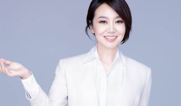 50歲閆妮現身家鄉做代言！素顏出鏡面板蠟黃，泥濘中走路仍帶微笑