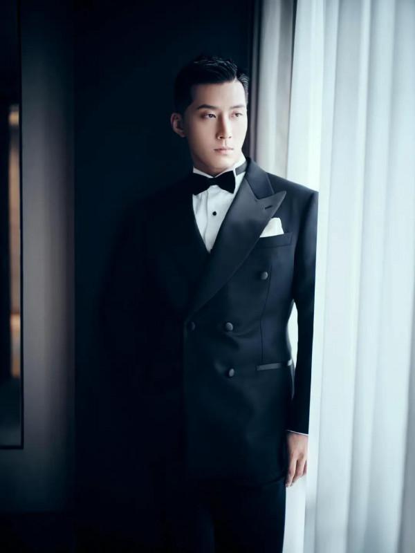 竇驍身著雅緻黑西裝出席第十一屆北京國際電影節