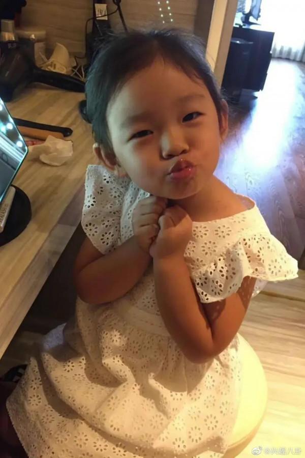 大S女兒近照被曝光，笑起來和媽媽簡直一個人，整體打扮太淑女了