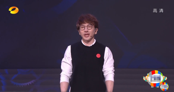 湖南春晚：何炅滿臉疲憊屢失誤，50歲孫悅勁歌熱舞，劉謙反成亮點