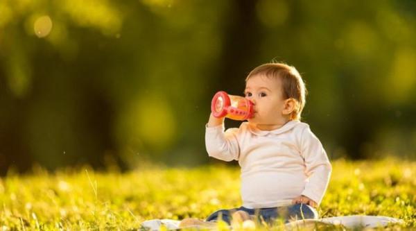 天氣越熱越要補水？滿月寶寶不幸夭折，原因竟是喝水太多