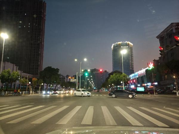 野釣河邊喜獲麥鯪，無人機組合圖案勝比煙火