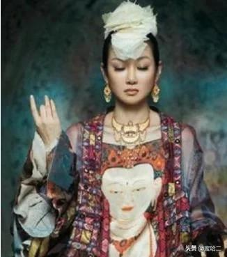 有種整容叫薩頂頂卸妝，&OpenCurlyDoubleQuote;神婆&rdquo;秒變女神，網友：早這樣早紅了