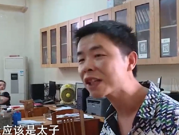 億萬富豪把錢全留給親生女兒，養子：不行，必須平分，我是太子