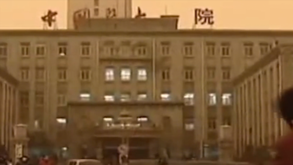 女子自稱五年沒吃一口飯，只喝自來水，一吃飯就渾身疼痛